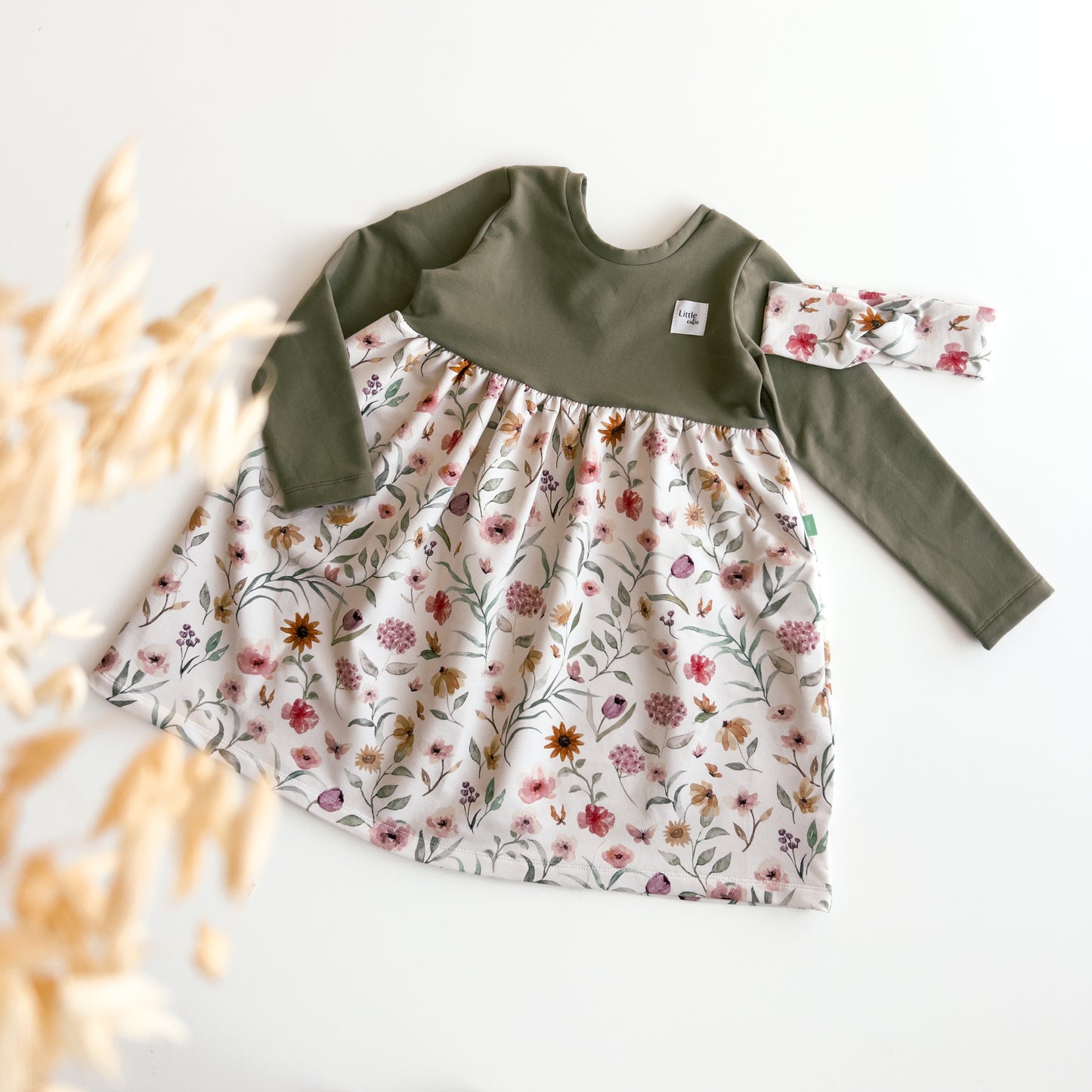 Set Kleid in Olivgrün, Blumen und Stirnband