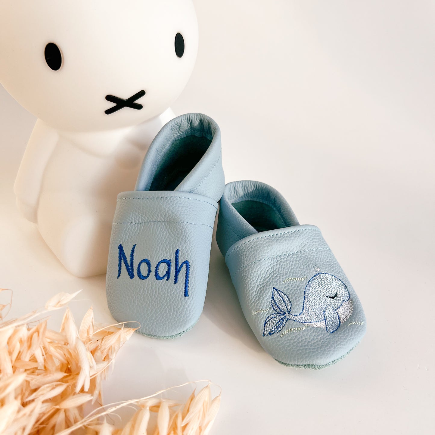 Krabbelschuhe mit Namen und Wal in blau