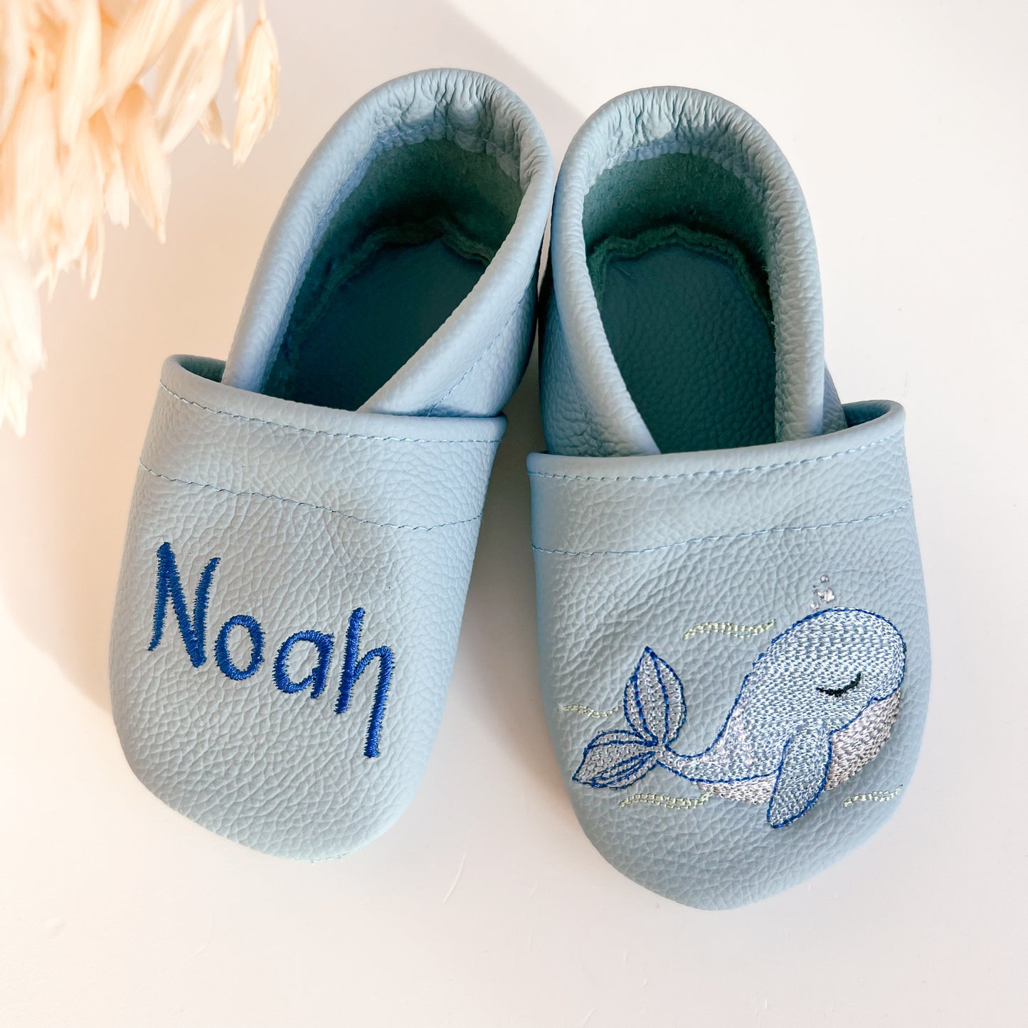 Krabbelschuhe mit Namen und Wal in blau