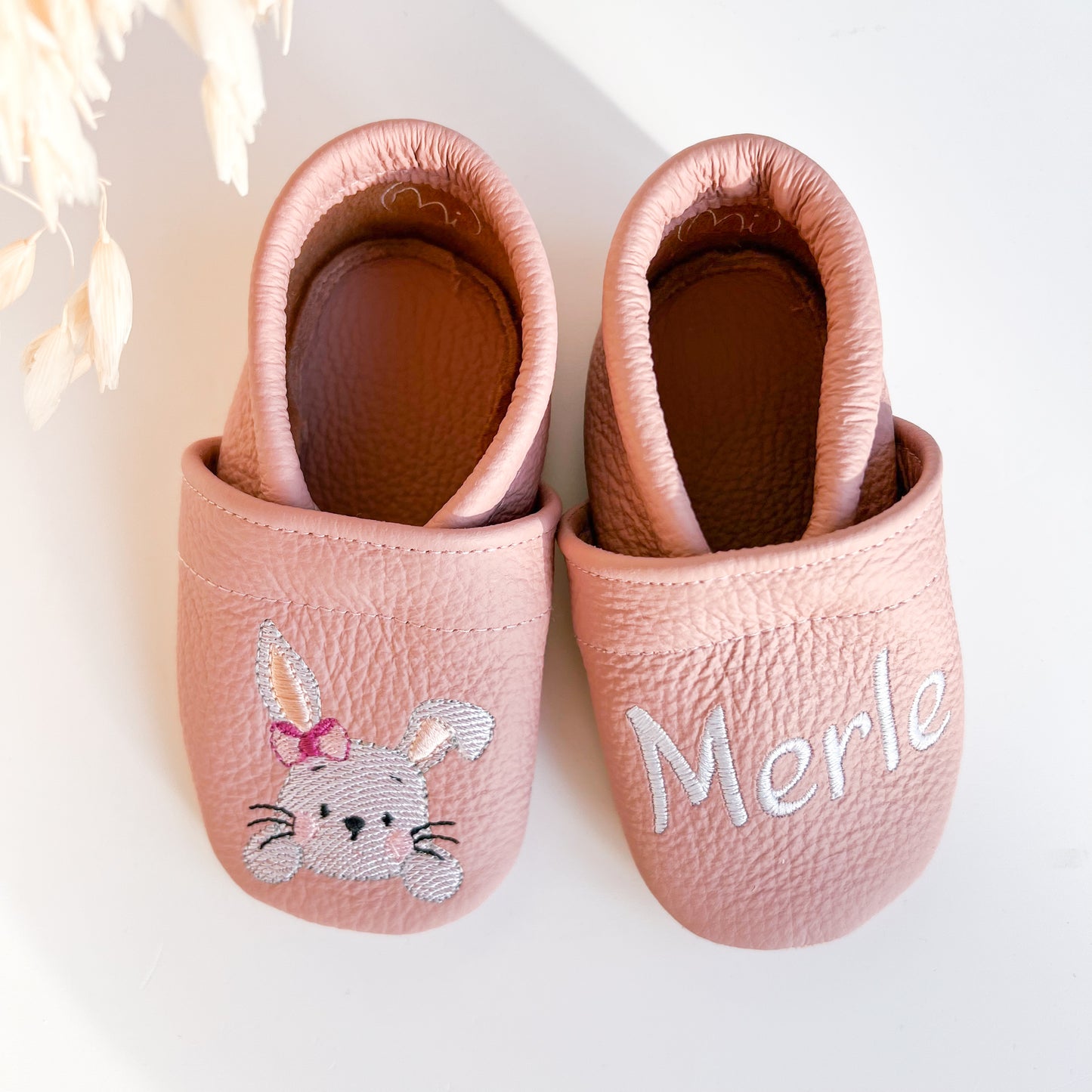 Krabbelschuhe mit Namen und Hasen in rosa