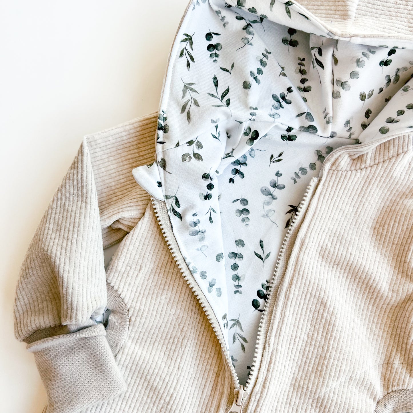Montessori Cordjacke für Baby und Kind Eukaliptus in Beige