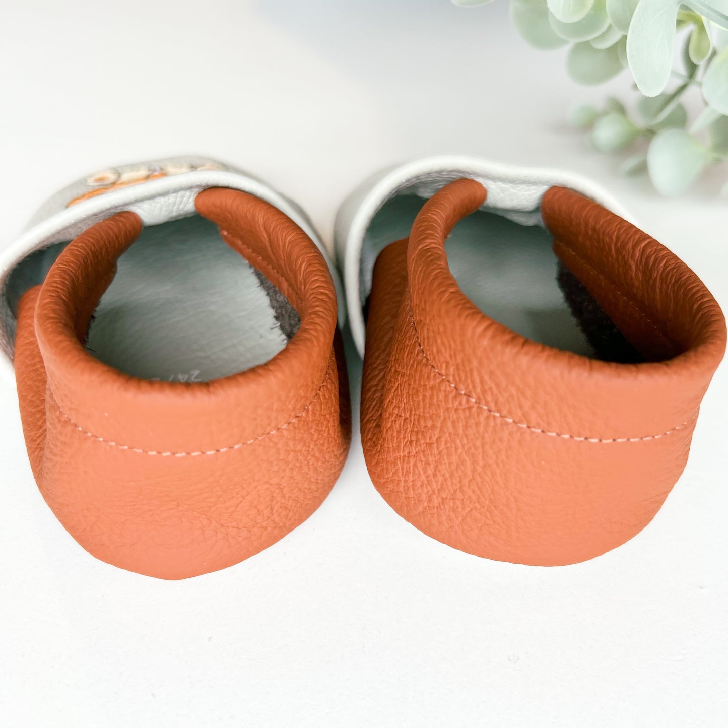 Krabbelschuhe mit Namen und Löwen