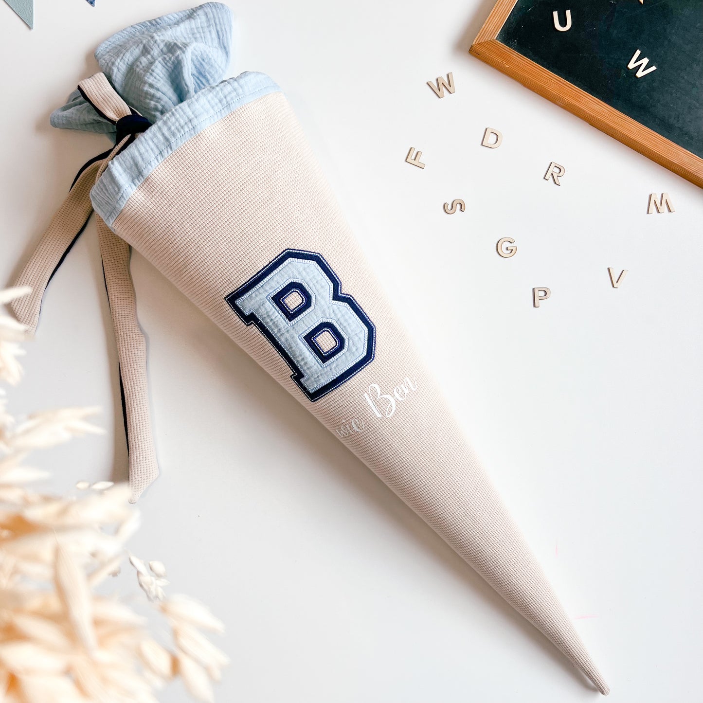 Schultüte personalisiert, Buchstaben in Beige und blau