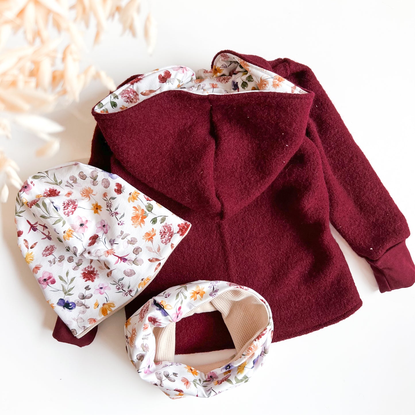 Montessori Walkjacke Rot mit Blumen, magnetischen Reißverschluss