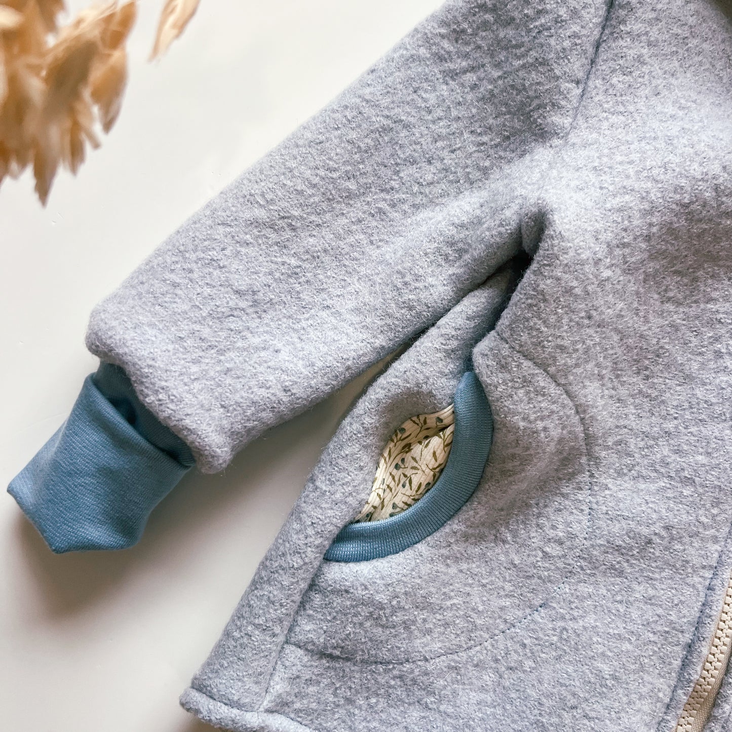 Montessori Walkjacke in Blau mit Blaubeerpflanze, magnetischen Reißverschluss