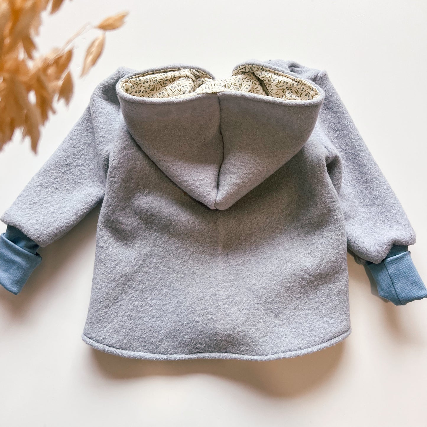 Montessori Walkjacke in Blau mit Blaubeerpflanze, magnetischen Reißverschluss