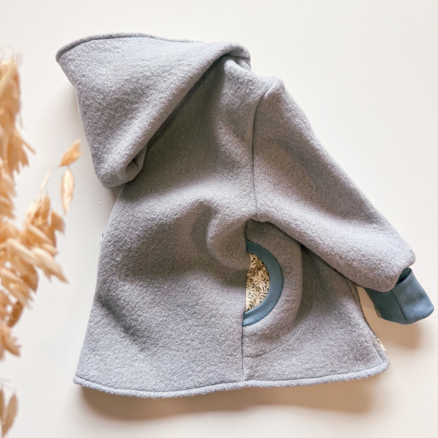 Montessori Walkjacke in Blau mit Blaubeerpflanze, magnetischen Reißverschluss