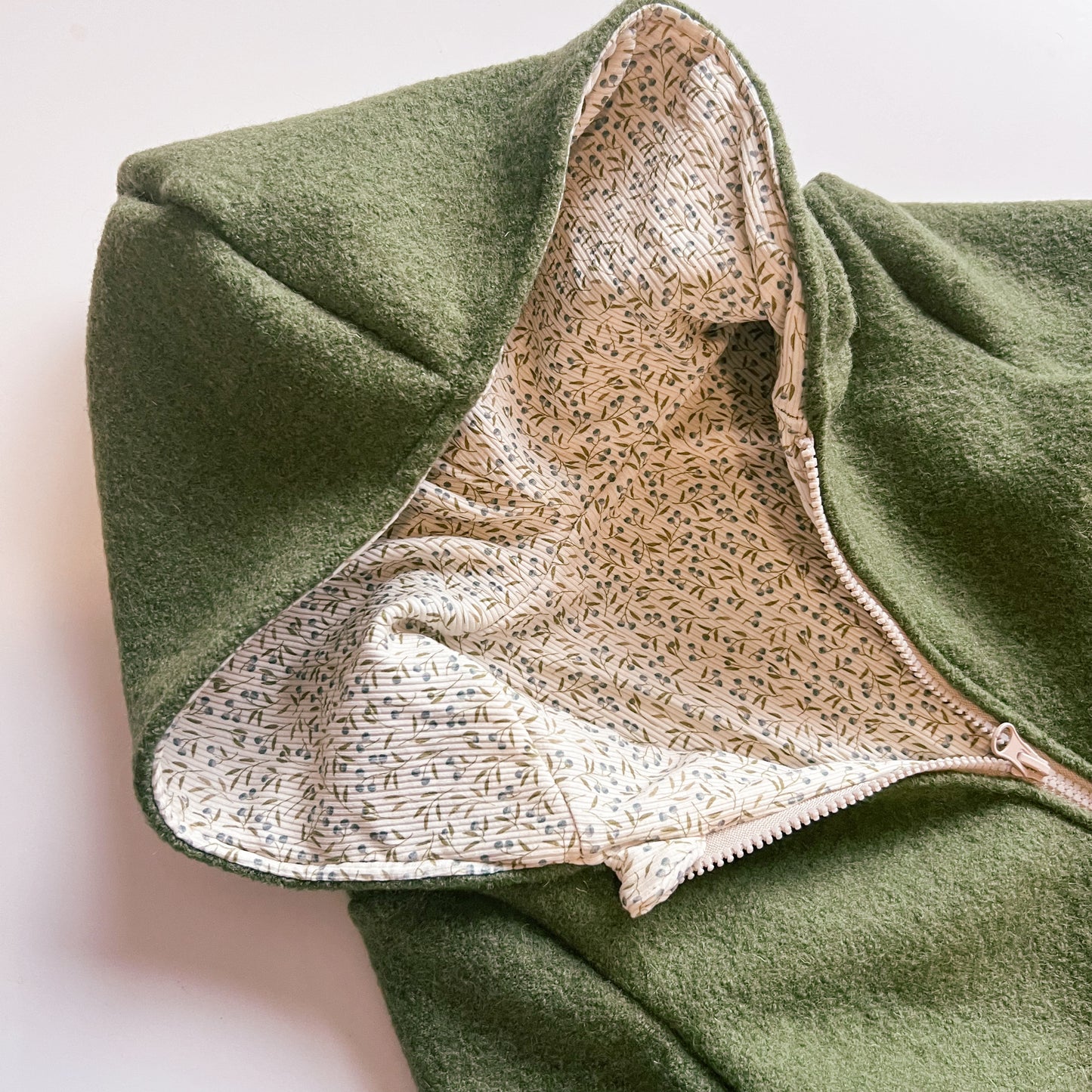Montessori Walkjacke in Olive mit Blaubeerpflanze, magnetischen Reißverschluss