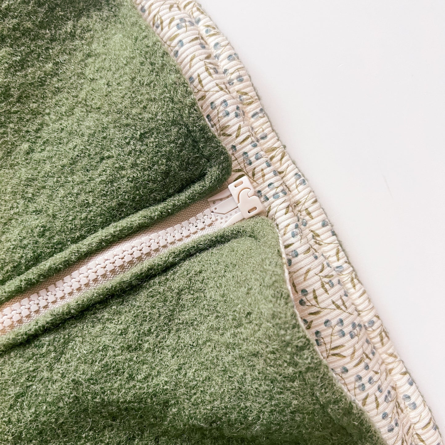 Montessori Walkjacke in Olive mit Blaubeerpflanze, magnetischen Reißverschluss