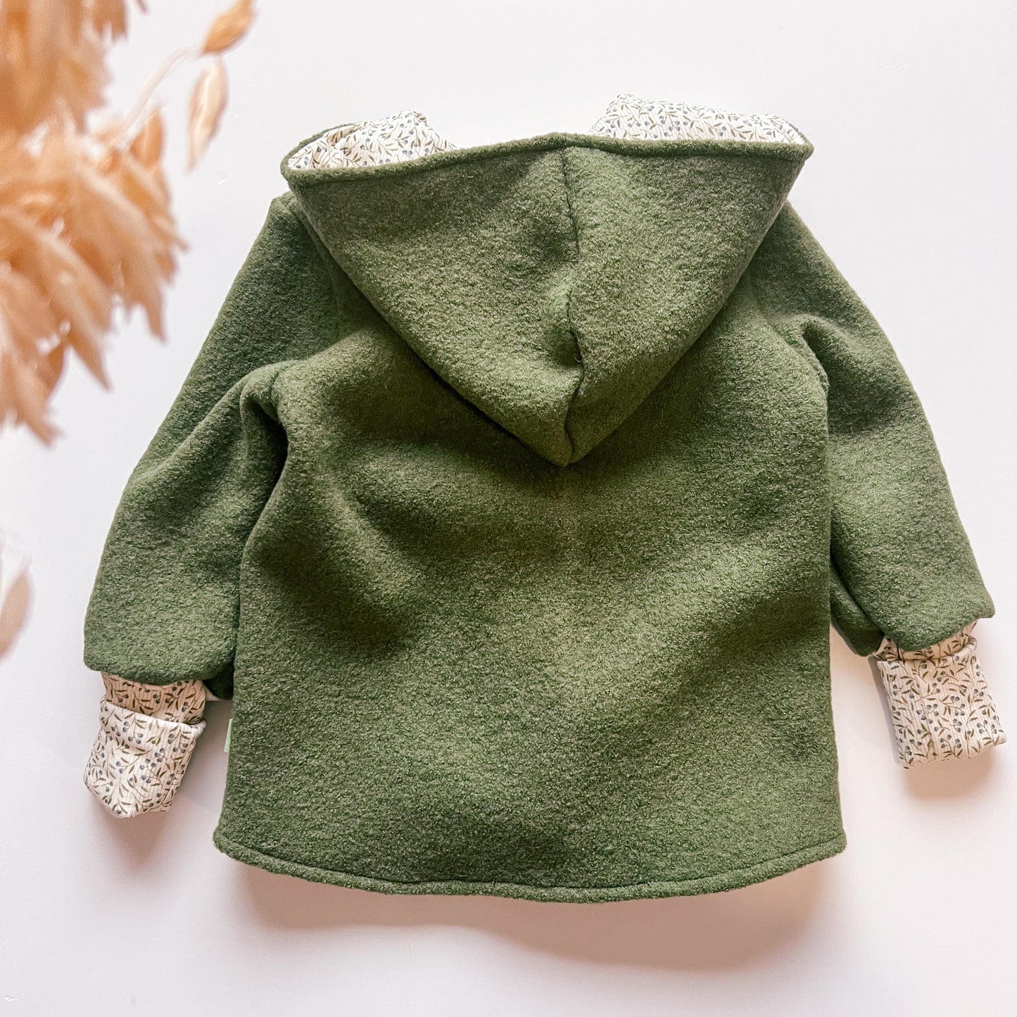 Montessori Walkjacke in Olive mit Blaubeerpflanze, magnetischen Reißverschluss