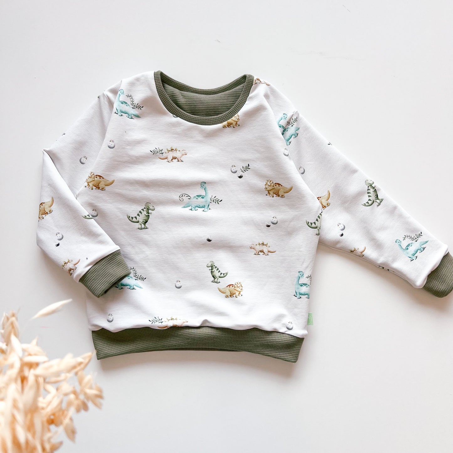 Wendbarer Pullover aus Bio-Stoff – Olive & Dinosaurier-Design