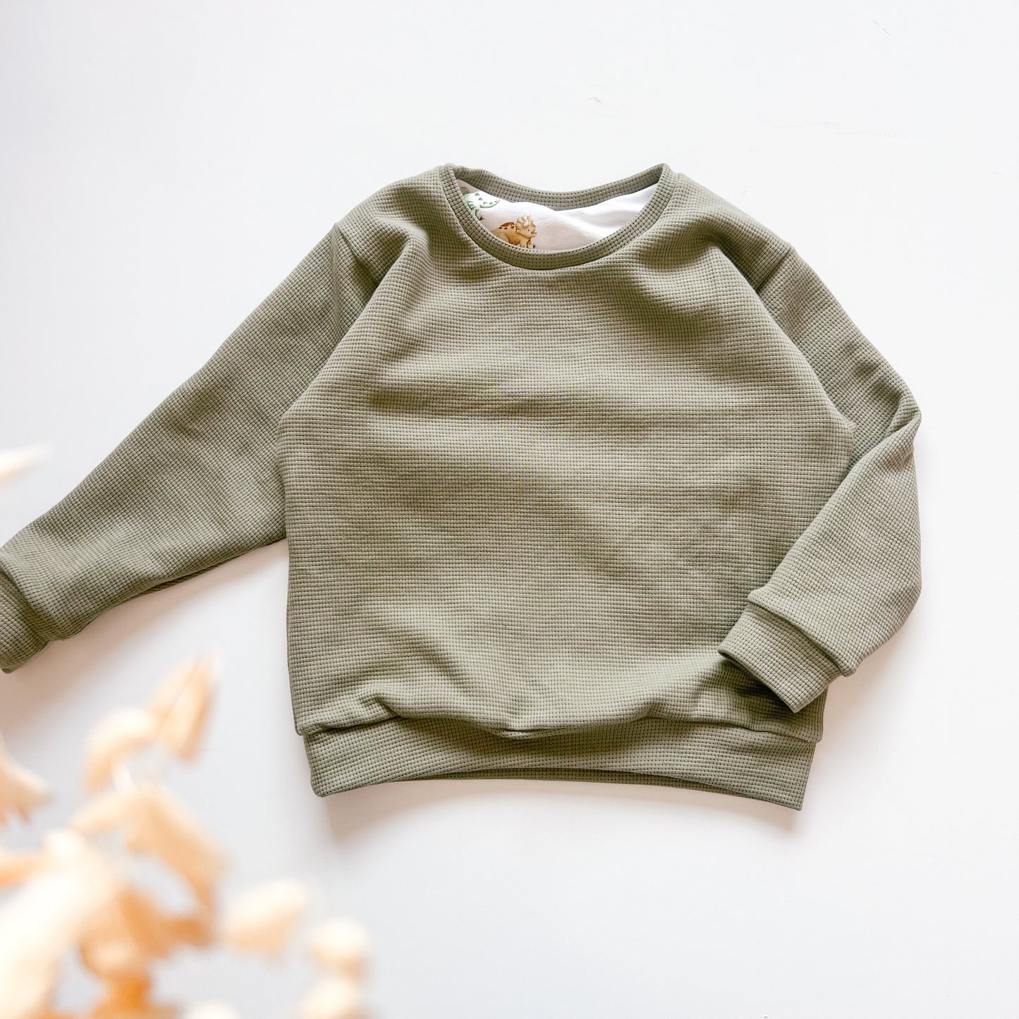 Wendbarer Pullover aus Bio-Stoff – Olive & Dinosaurier-Design