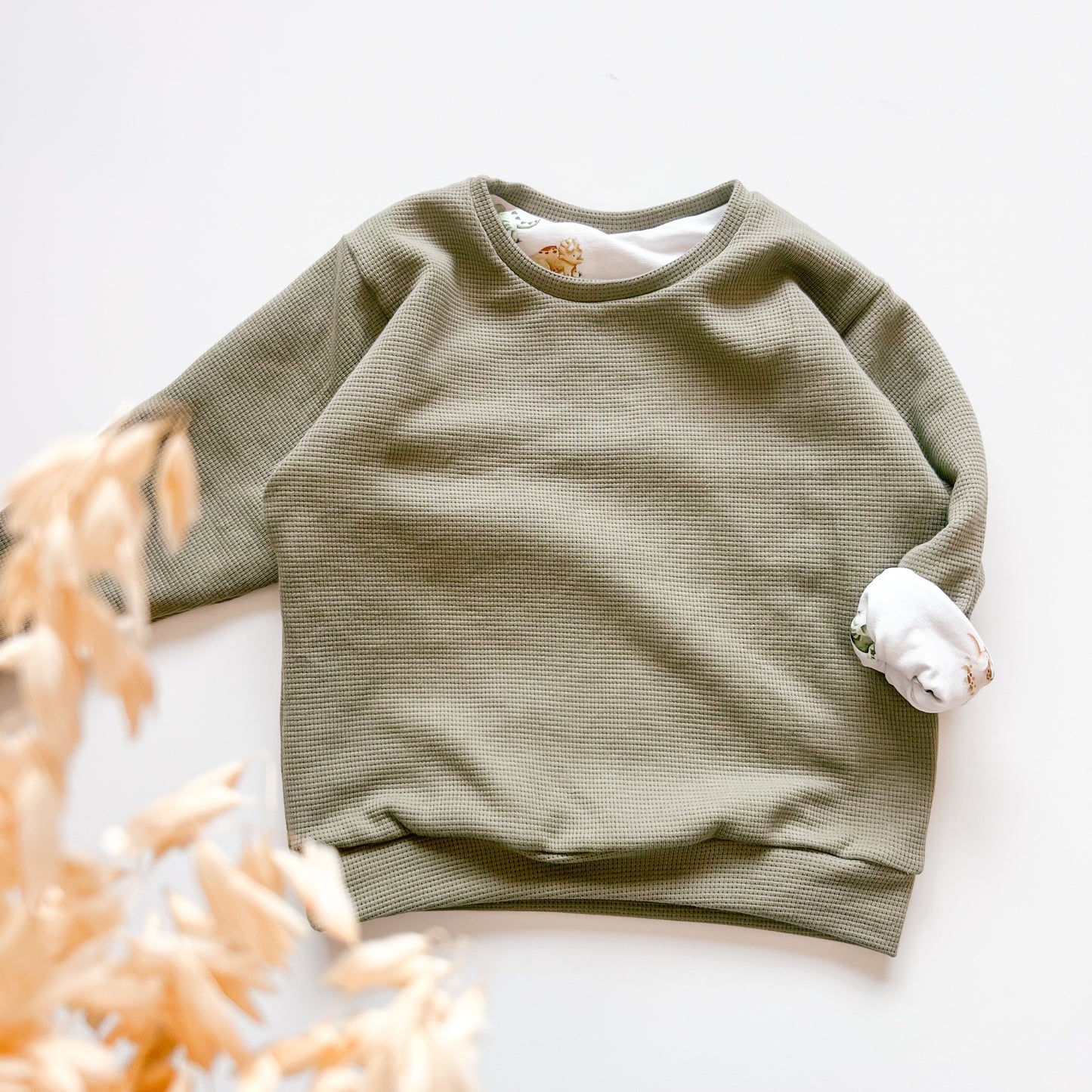 Wendbarer Pullover aus Bio-Stoff – Olive & Dinosaurier-Design