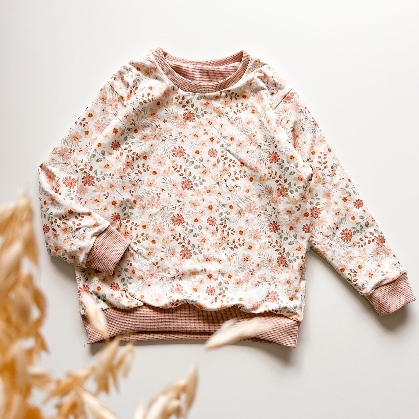 Wendbarer Pullover aus Bio-Stoff – Nude & Pastell Blumen-Design