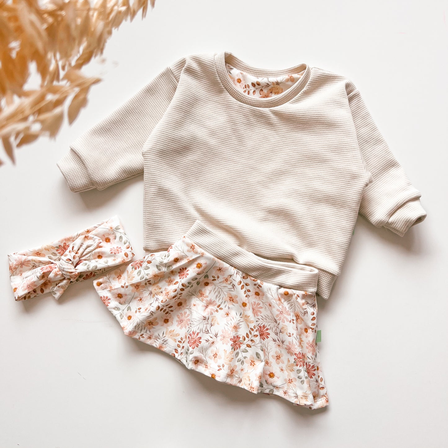 Wendbarer Pullover aus Bio-Stoff – Beige & Pastell Blumen-Design