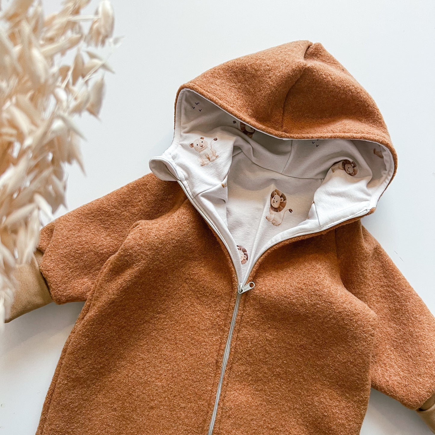 Walkoverall in Curry mit Löwen