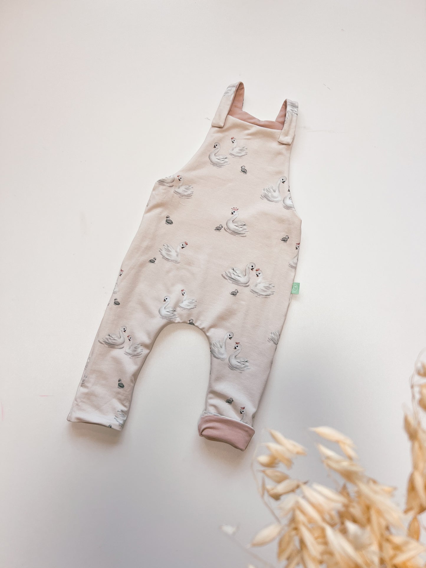 Wendbarer Baby-Latzhose aus Bio-Stoff - Schwan