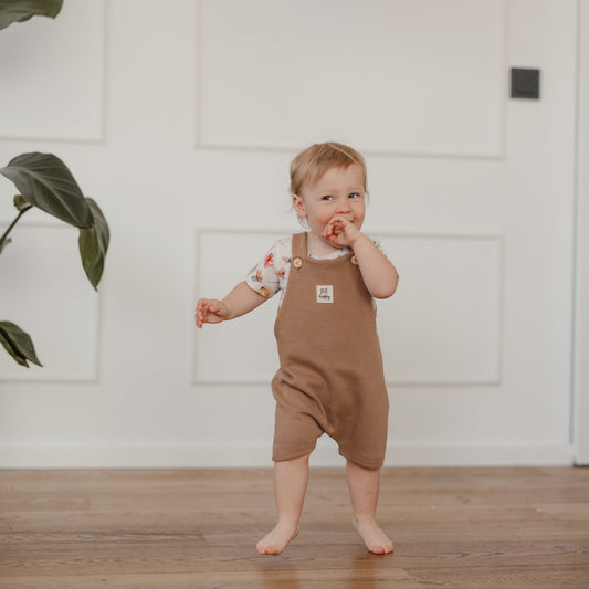 Latzhose für Baby und Kinder, braun