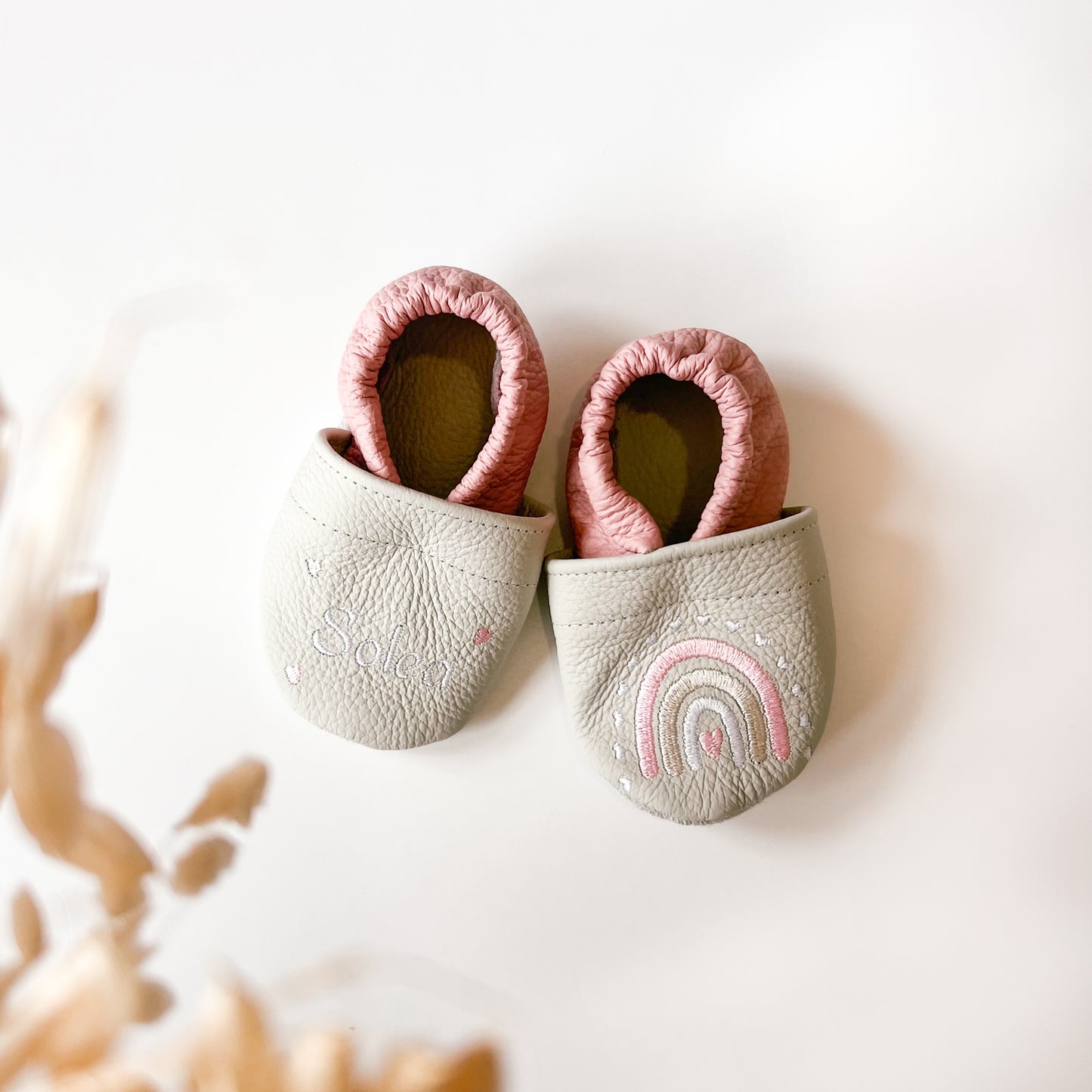 Krabbelschuhe, Lederpuschen mit Regenbogen