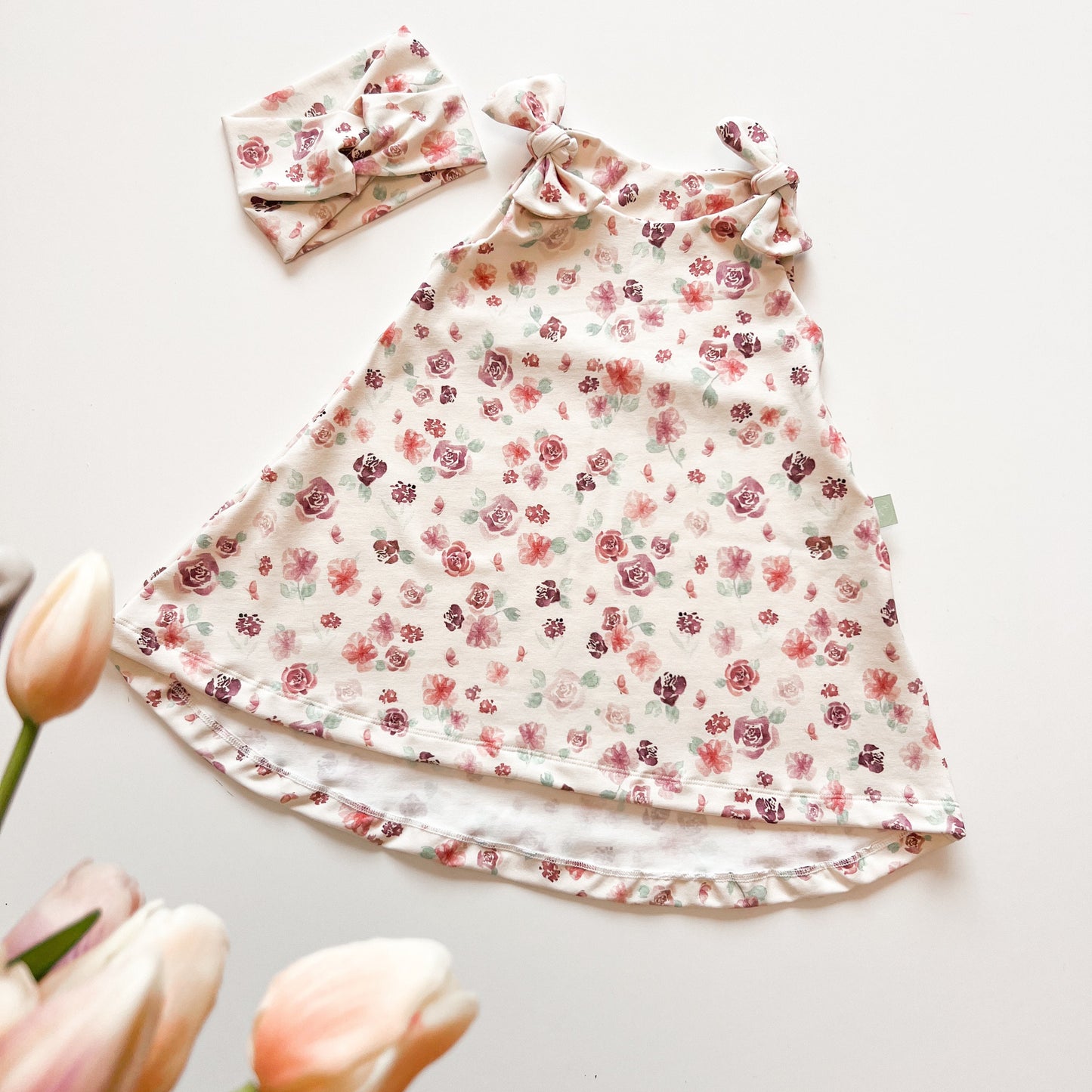 Mädchenkleid mit Schleife und Zipfelsaum, Blumen