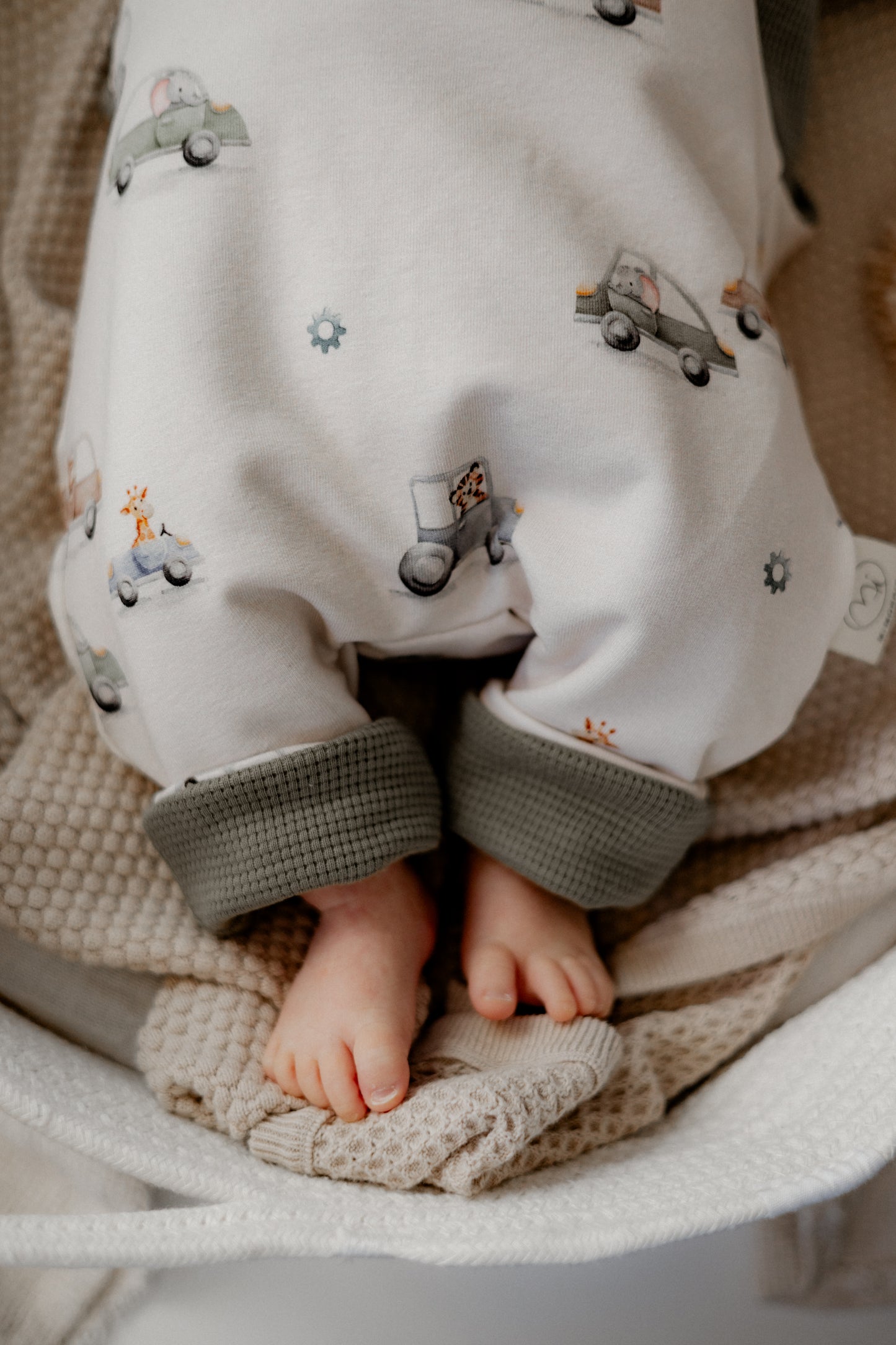 Wendbarer Baby-Latzhose aus Bio-Stoff - Autos