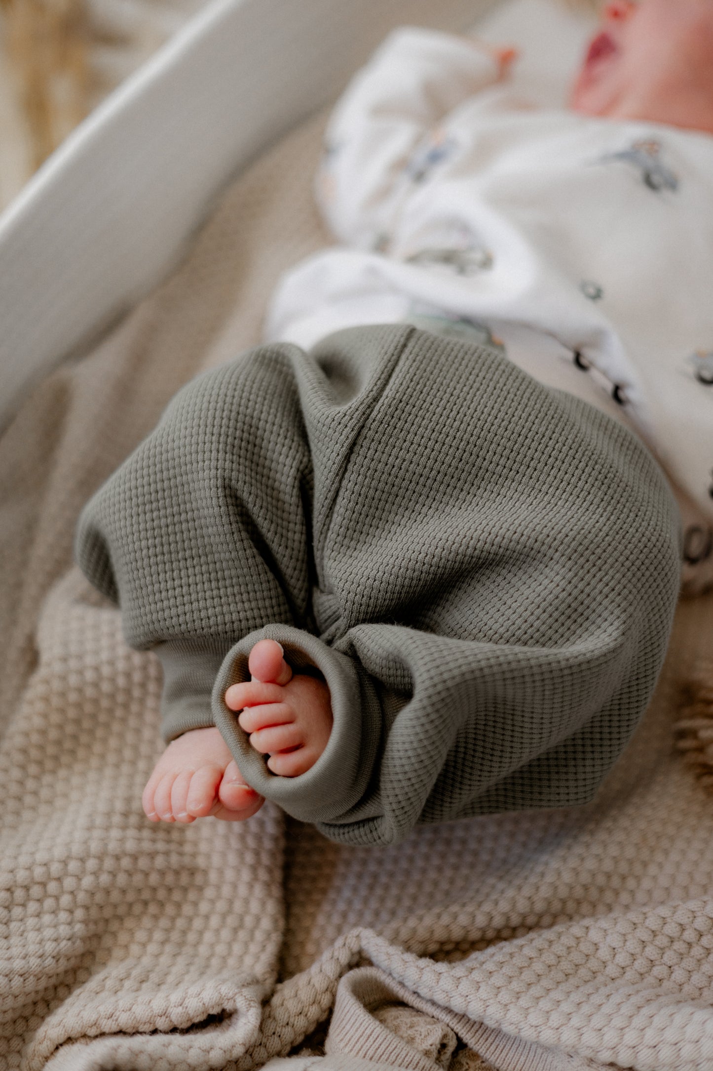 Baby Set Autos – Oversize Pulli in Olive und Pumphose