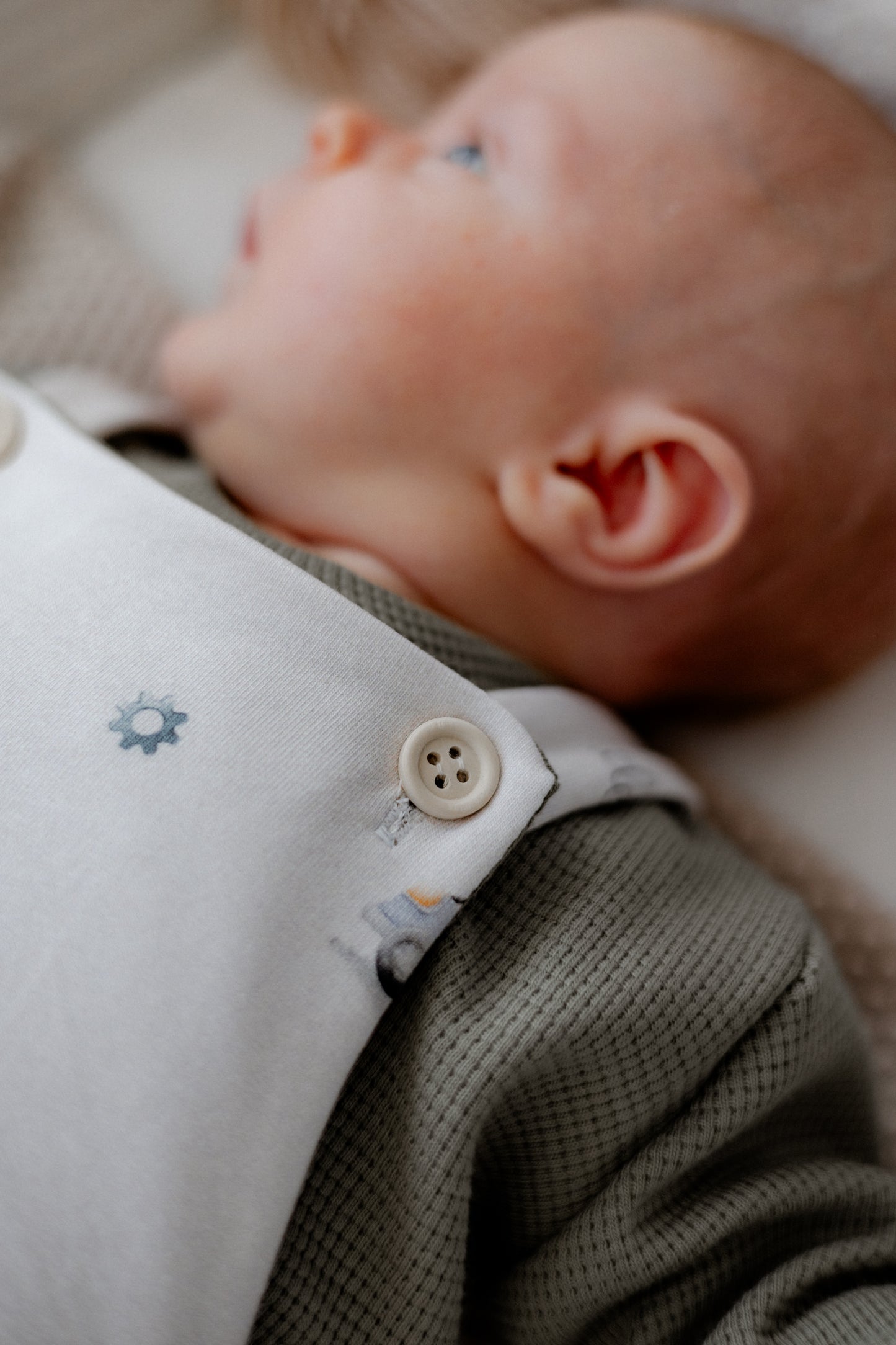 Wendbarer Baby-Latzhose aus Bio-Stoff - Autos