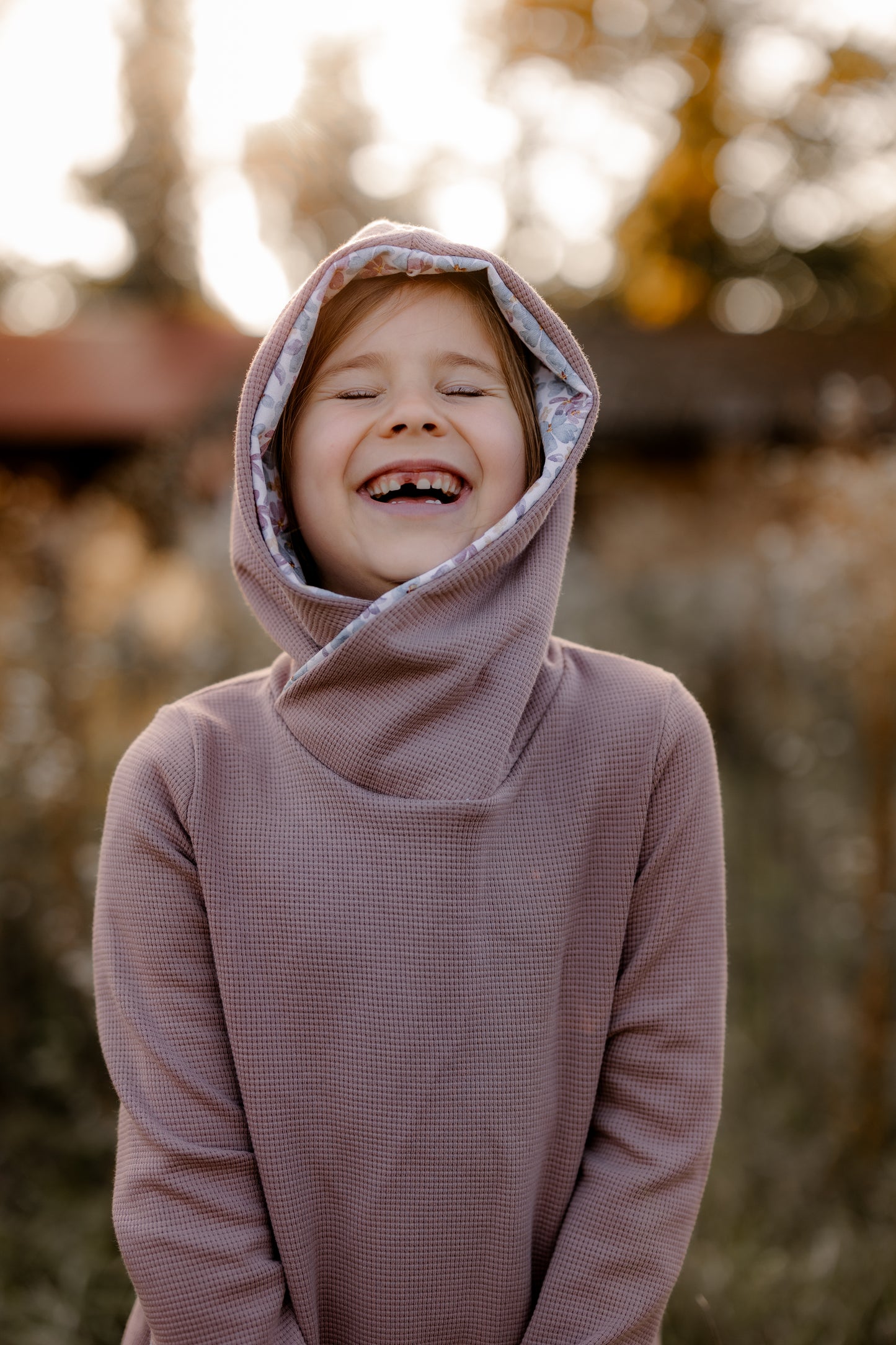 Kleid Mili mit Kapuze für Mädchen – Mauve und Blumen