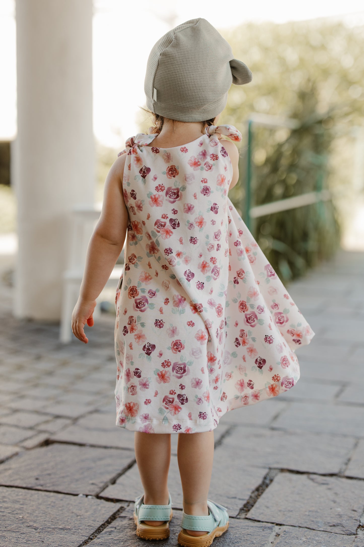Mädchenkleid mit Schleife und Zipfelsaum, Blumen