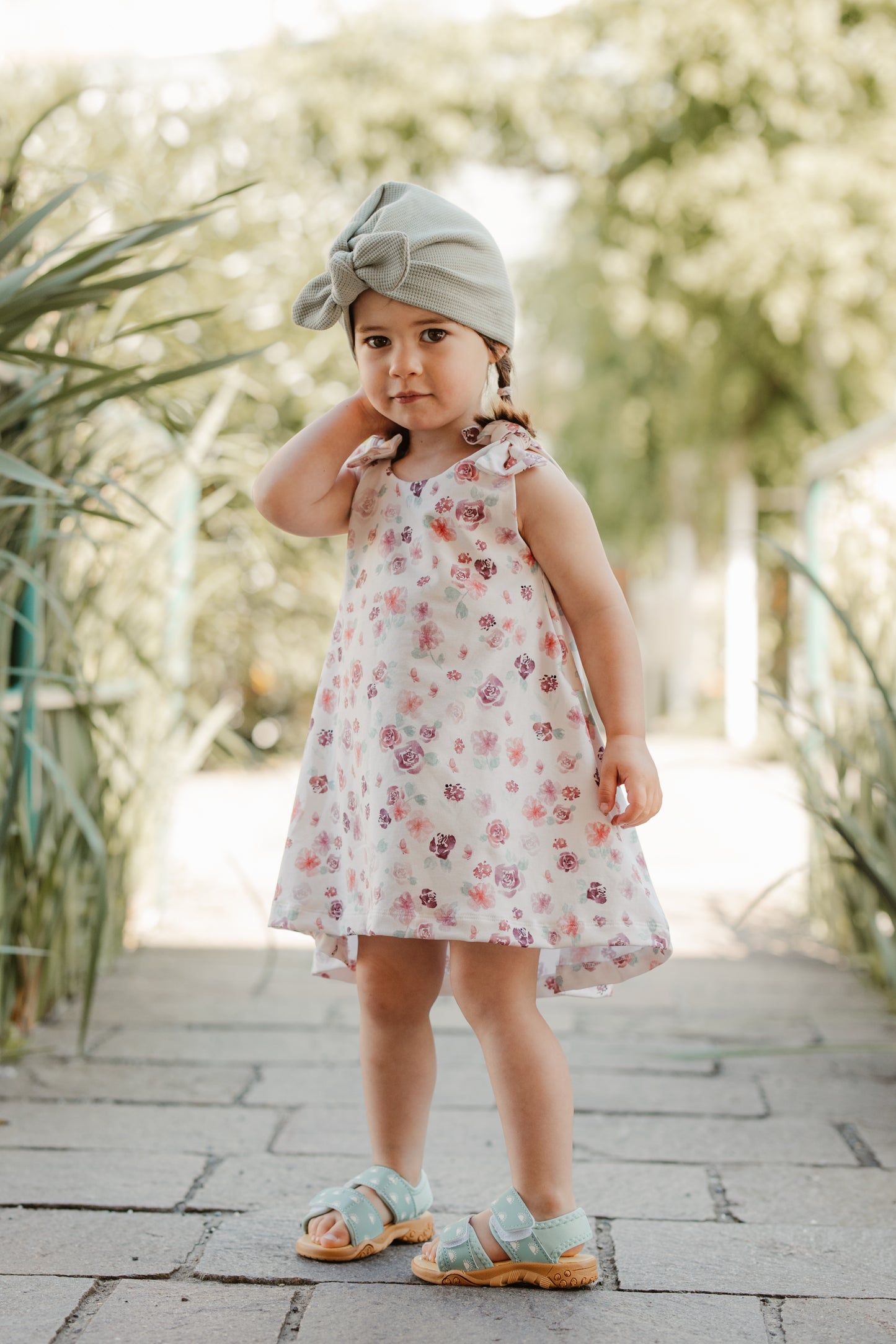 Mädchenkleid mit Schleife und Zipfelsaum, Blumen