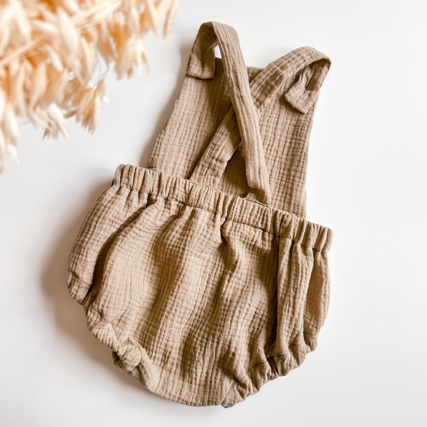 Nina Strampler in Taupe für Baby