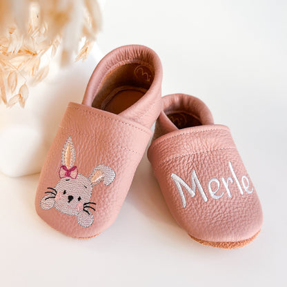 Krabbelschuhe mit Namen und Hasen in rosa