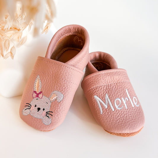 Krabbelschuhe mit Namen und Hasen in rosa