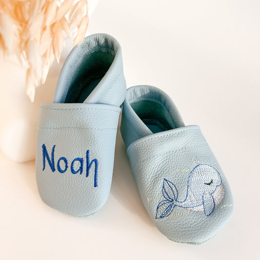Krabbelschuhe mit Namen und Wal in blau