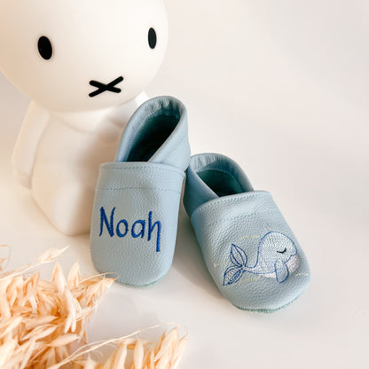 Krabbelschuhe mit Namen und Wal in blau