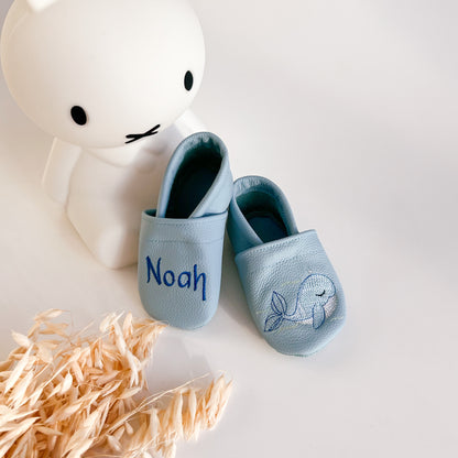 Krabbelschuhe mit Namen und Wal in blau