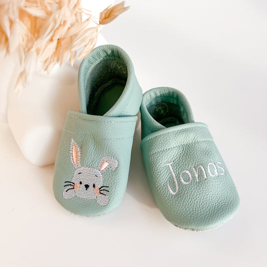 Krabbelschuhe mit Namen und Hasen in mint