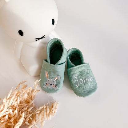 Krabbelschuhe mit Namen und Hasen in mint