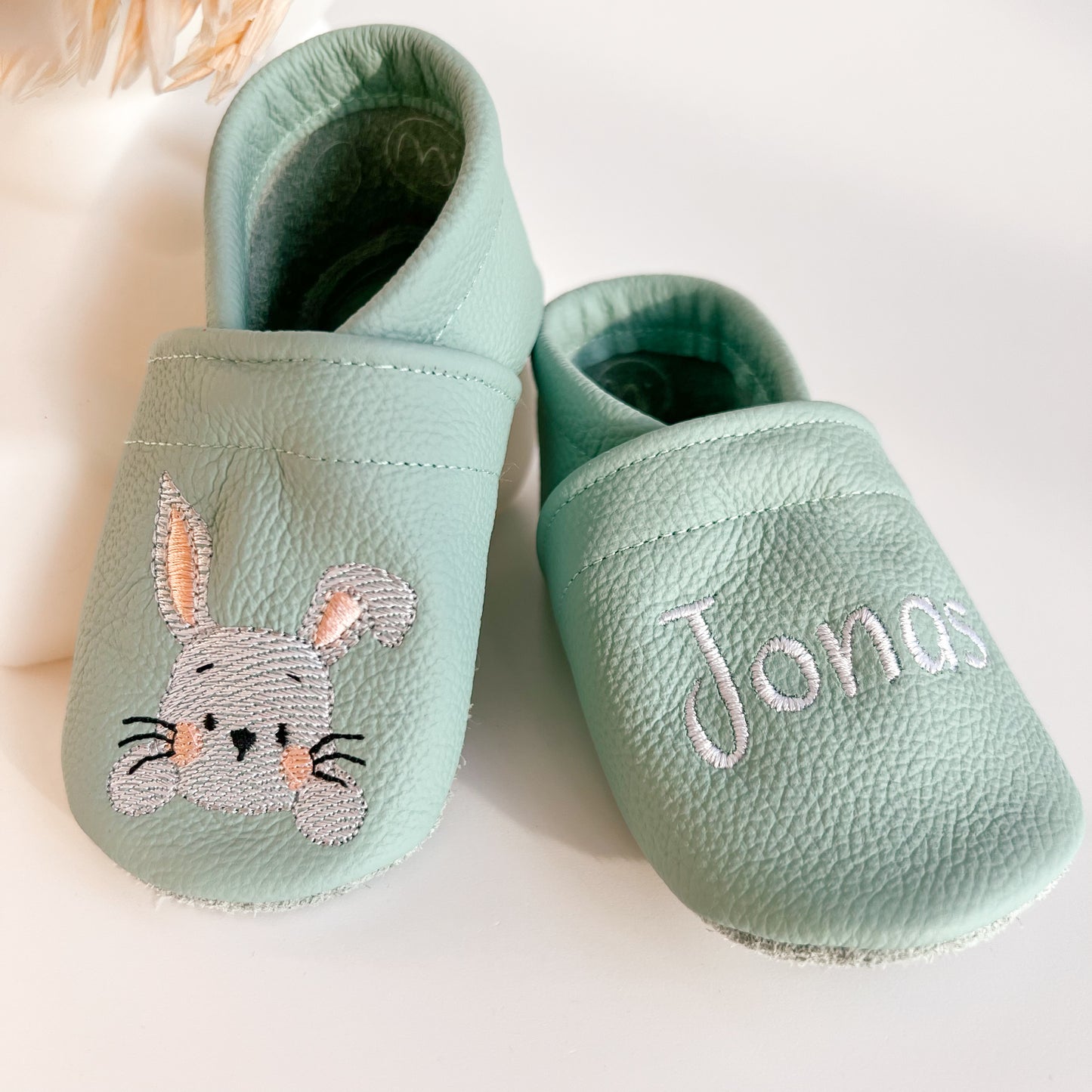 Krabbelschuhe mit Namen und Hasen in mint
