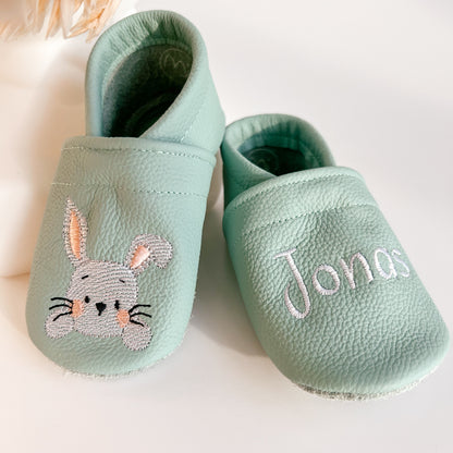 Krabbelschuhe mit Namen und Hasen in mint