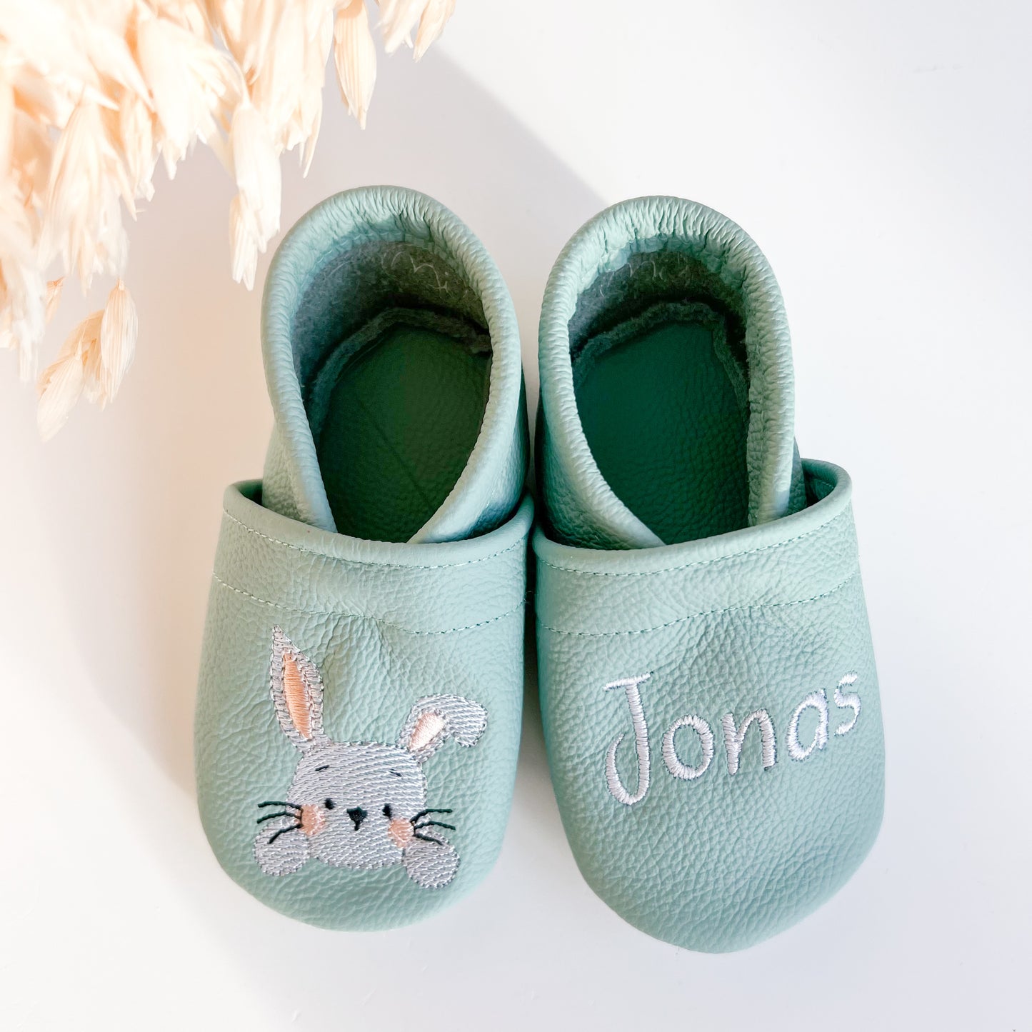 Krabbelschuhe mit Namen und Hasen in mint