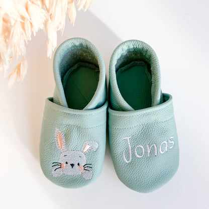 Krabbelschuhe mit Namen und Hasen in mint