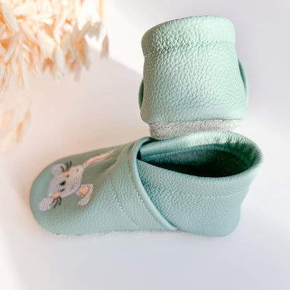 Krabbelschuhe mit Namen und Hasen in mint