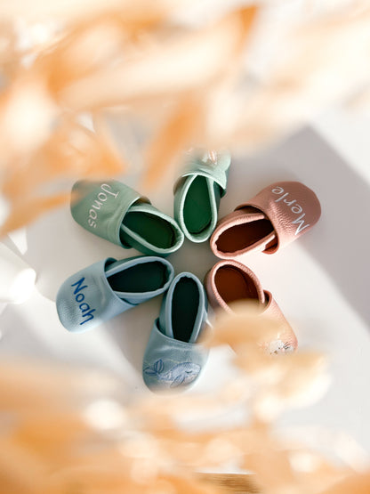 Krabbelschuhe mit Namen und Wal in blau