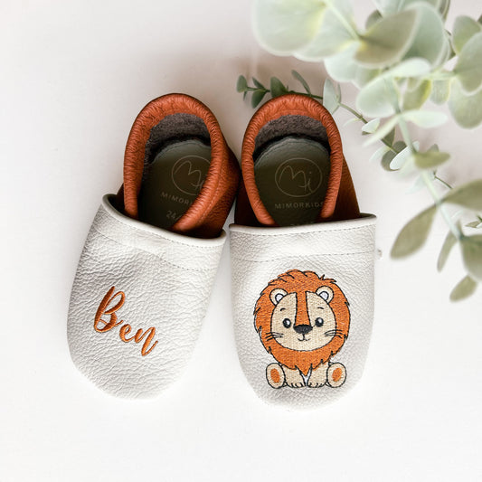 Krabbelschuhe mit Namen und Löwen