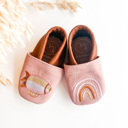 Krabbelschuhe, Lederpuschen mit Zeppelin in rosa