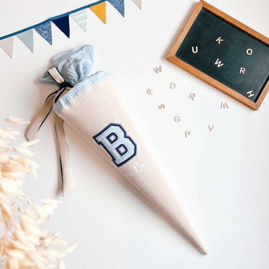 Schultüte personalisiert, Buchstaben in Beige und blau
