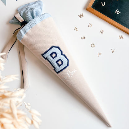 Schultüte personalisiert, Buchstaben in Beige und blau