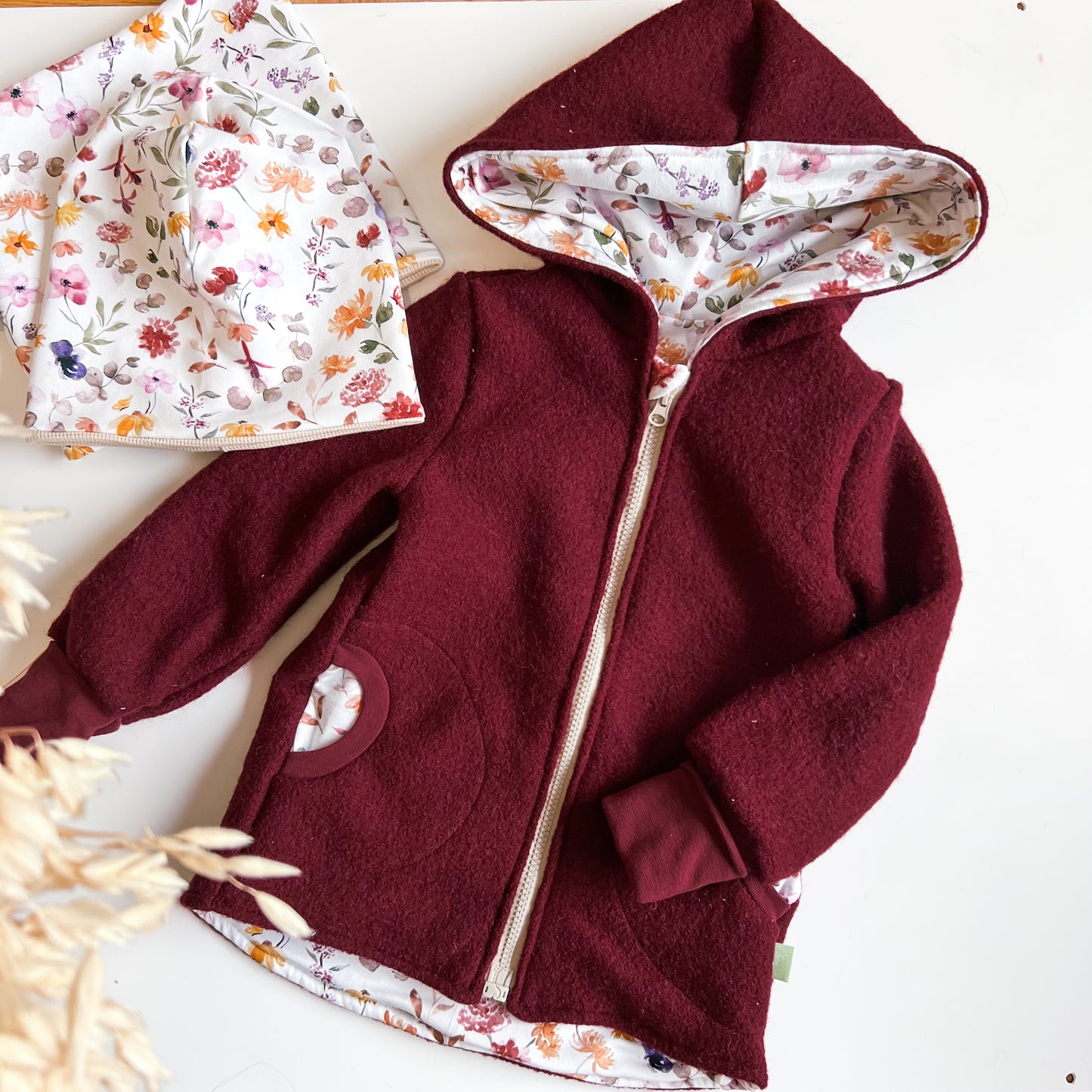 Montessori Walkjacke Rot mit Blumen, magnetischen Reißverschluss