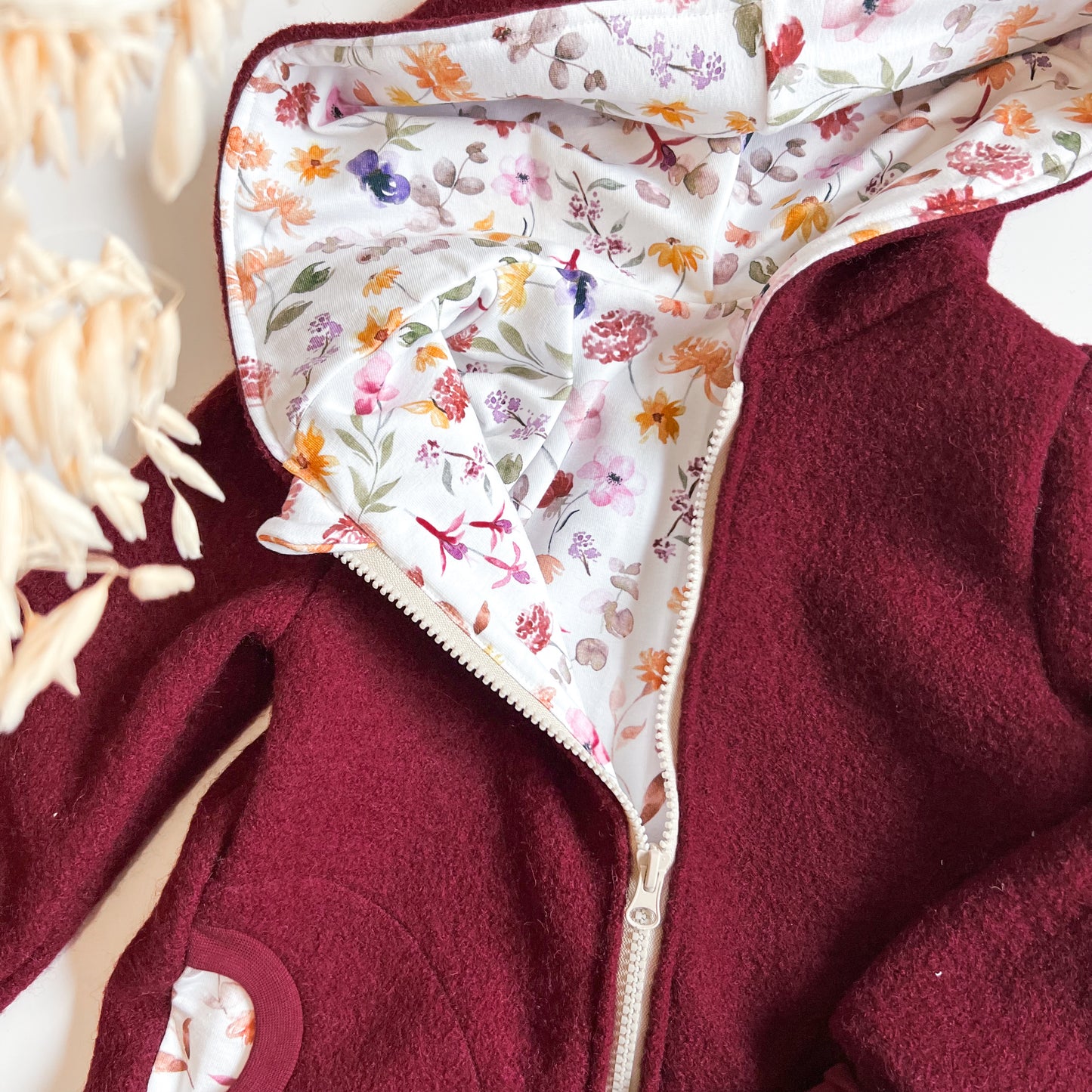 Montessori Walkjacke Rot mit Blumen, magnetischen Reißverschluss